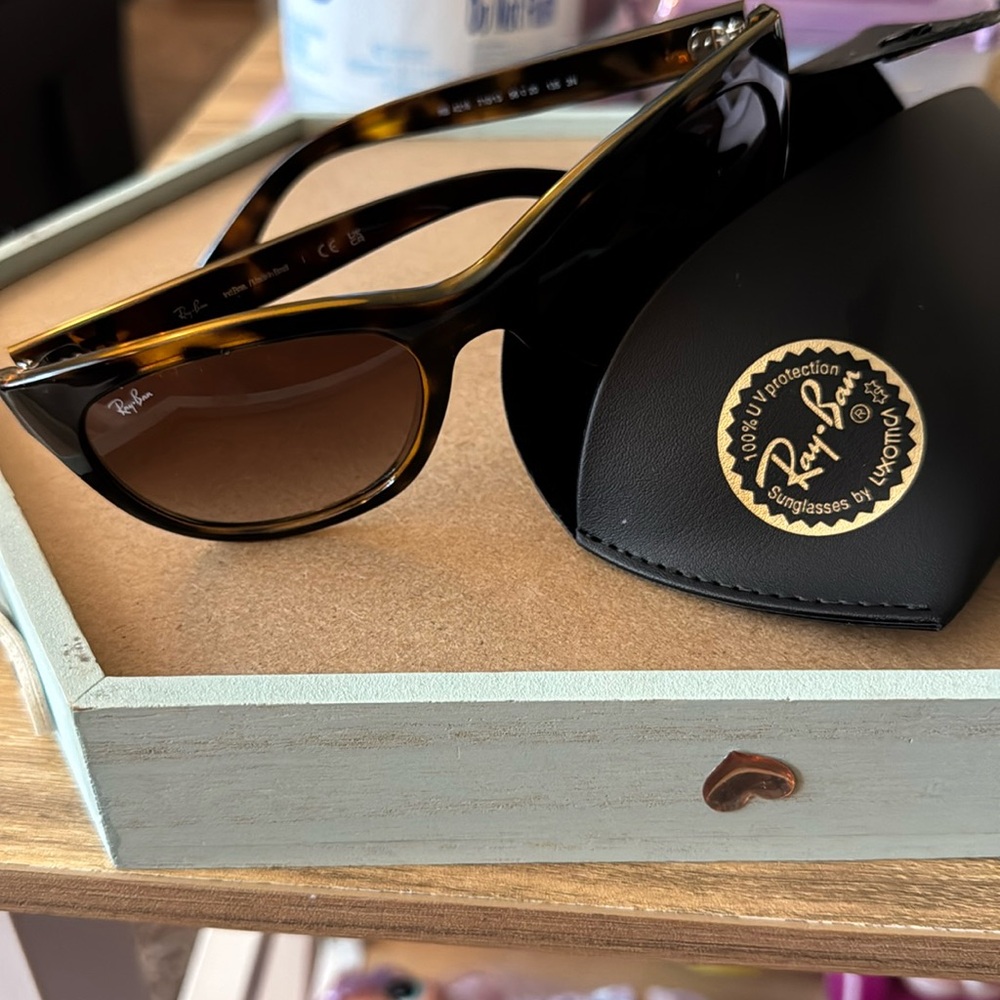 Women’s, Tortoiseshell, Ray-Ban sunglasses with original case